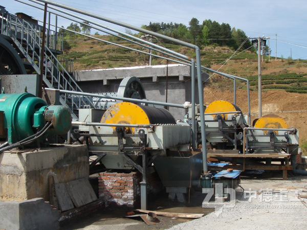 铁矿加工厂中时产7-10吨的铁矿石球磨机（后面）
