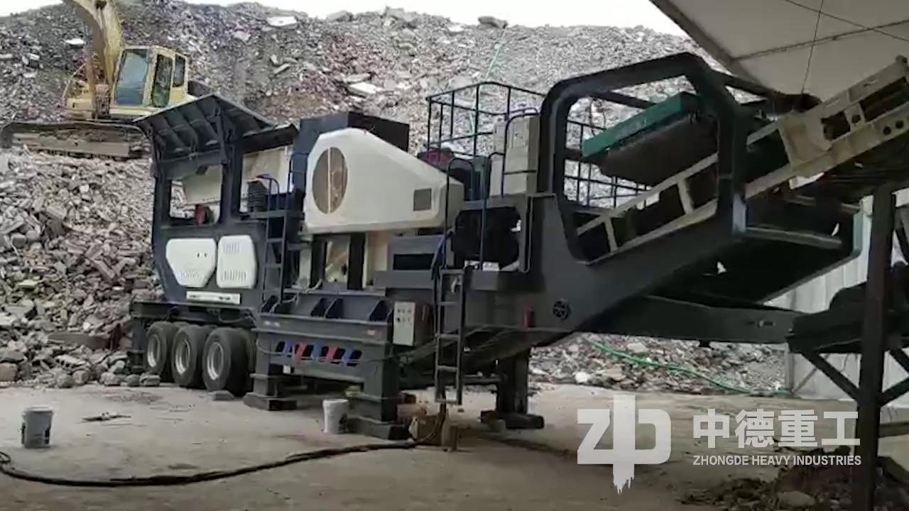 移动碎石机直接开到建筑垃圾堆旁进行作业