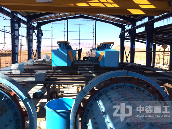 球磨机加浮选机组成的金矿选矿生产线正在安装中